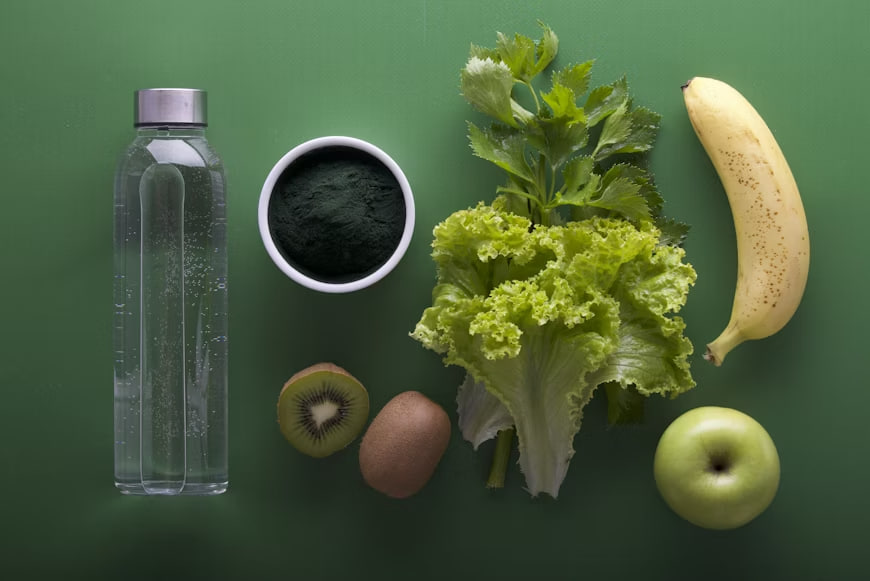 Vitamine și suplimente într-un pahar pe masă